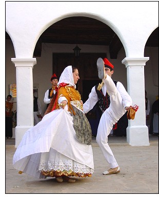 Folk dances in Sant Miquel